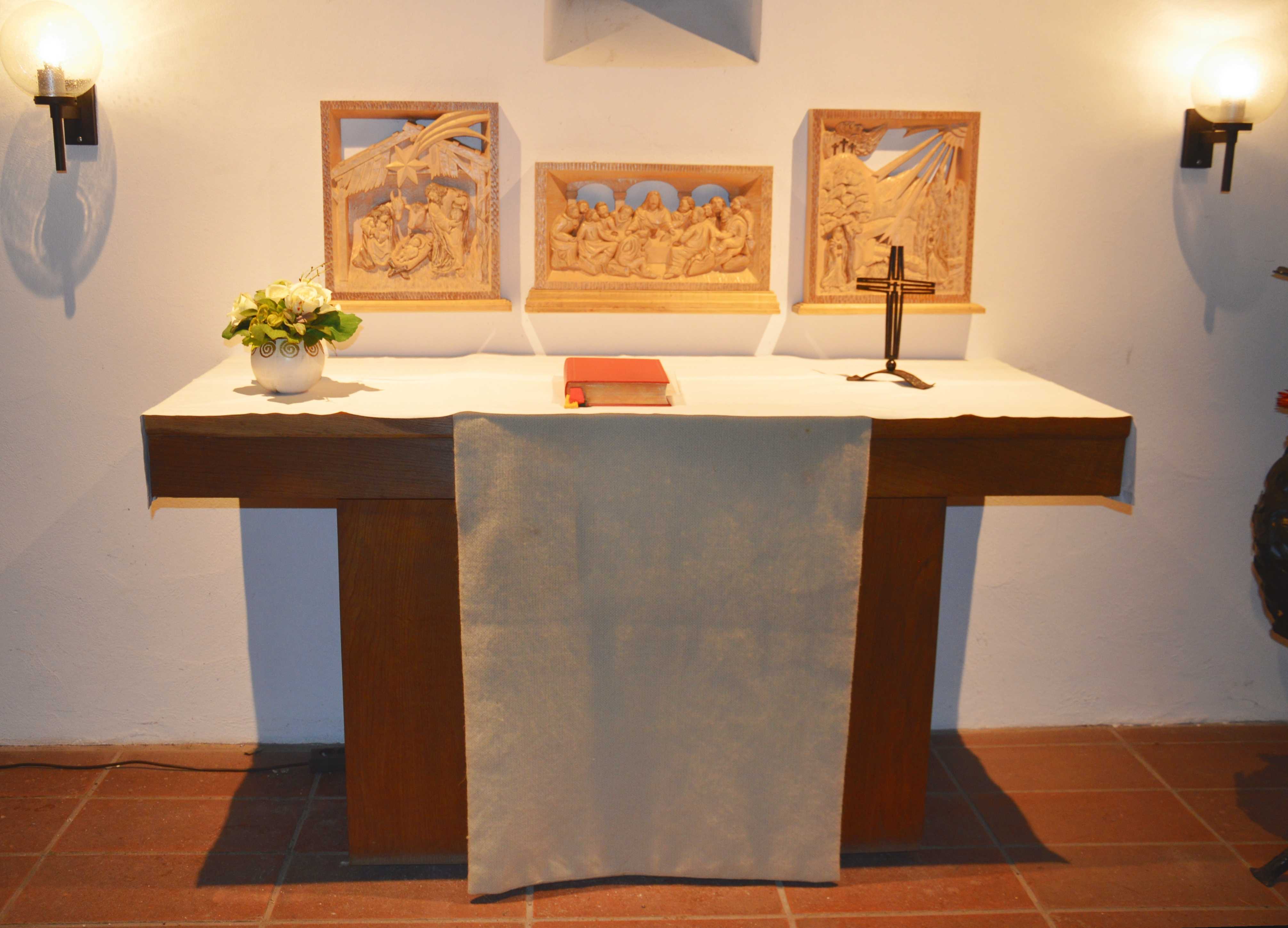 Der Altar in der Gebetskapelle im Erdgeschoss des Turmraums mit Reliquien-Fach.