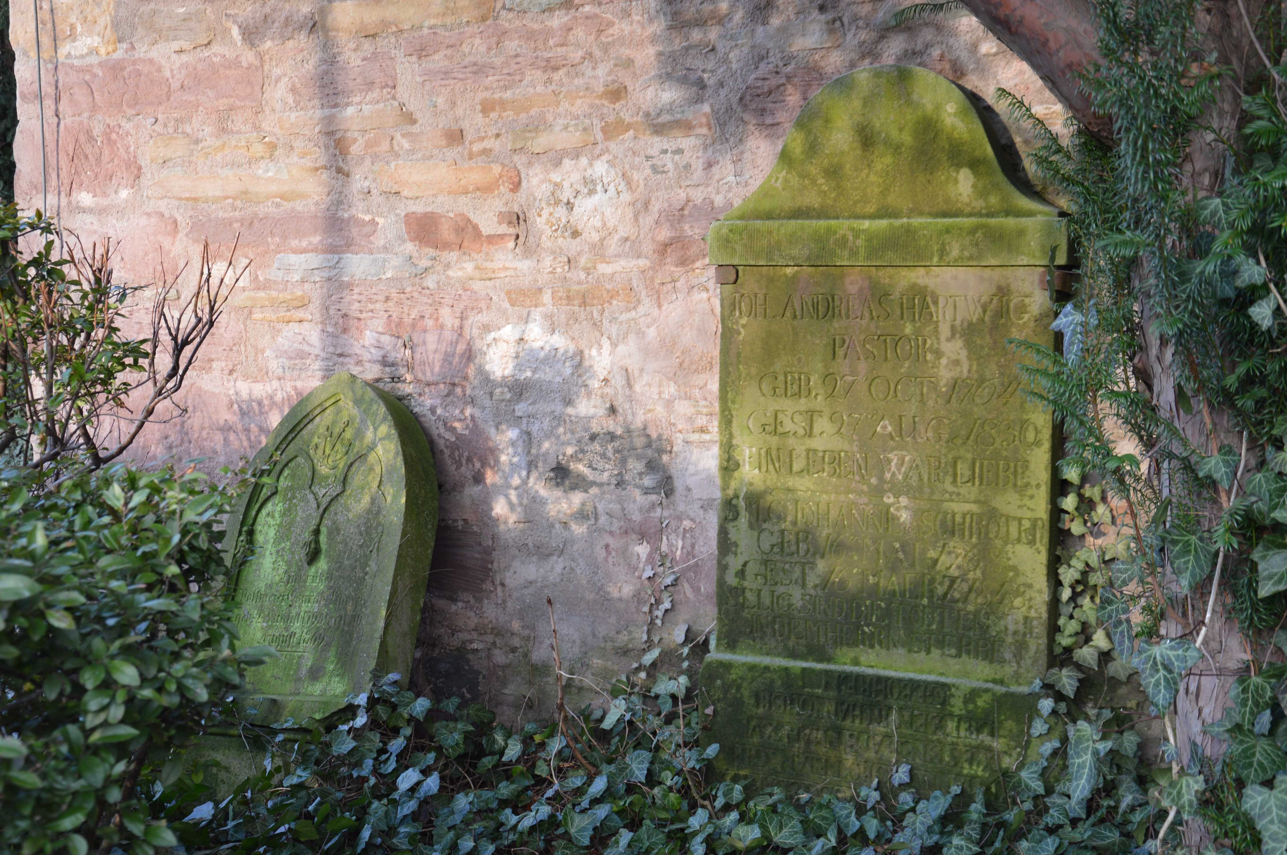 Alte Grabsteine an der Petri-Kirche an die Außenwand gelehnt